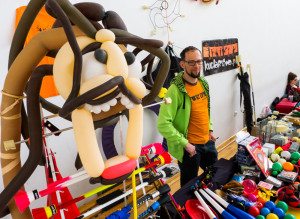 Stoisko Kuglarstwa z piratem z balonów